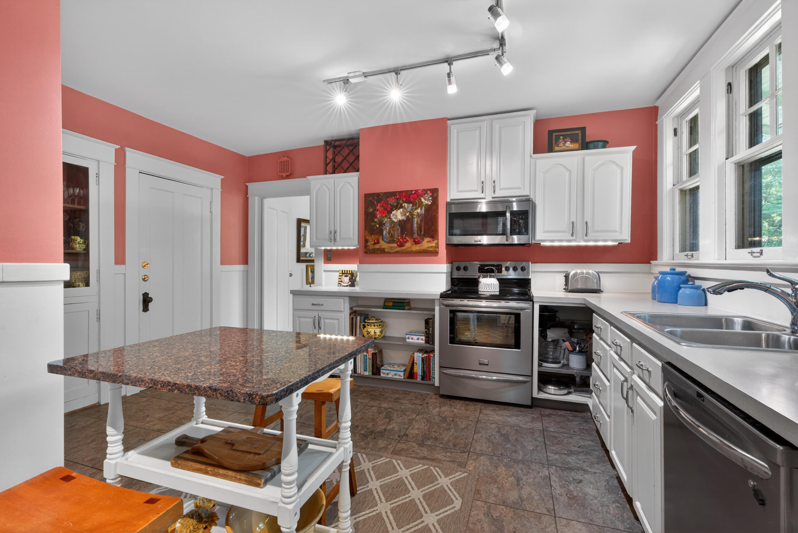 109 Irvine Road Lexington, KY 40502 - Photo 20 of 45 Eat in kitchen with plenty of space to move around.