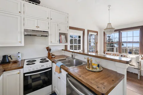 $5,350,000 | 11 East Harbor Drive, Sag Harbor, NY 11963