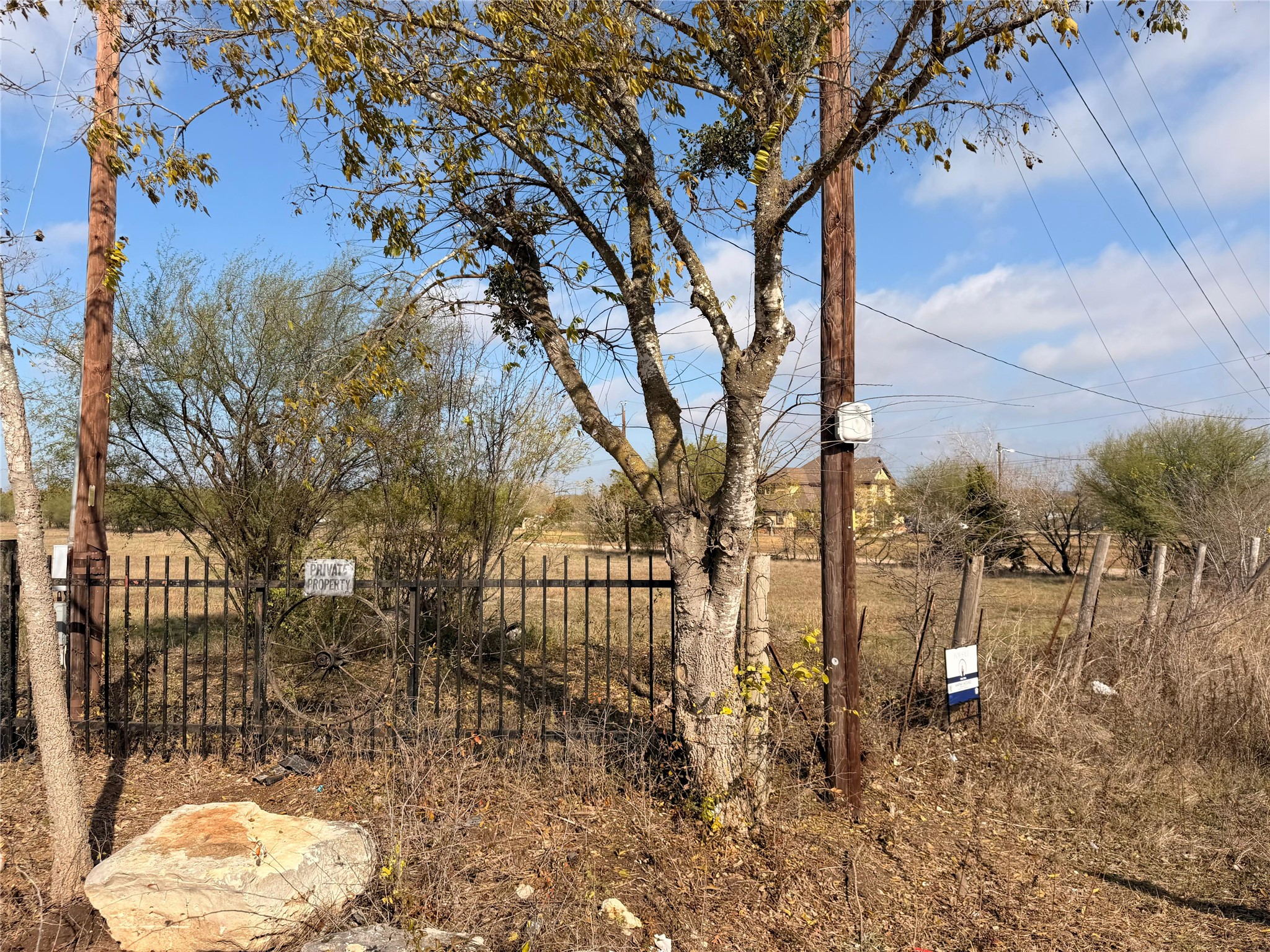 11622 A Doyle Overton Road Austin, TX 78719 - Photo 8 of 10 a backyard of a house with lots of green space