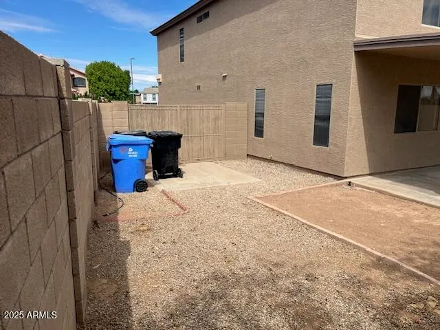a view of a backyard