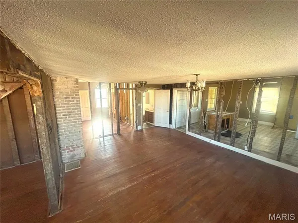 $149,000 | 98 Northwest 200 Avenue, Carrollton, IL 62016