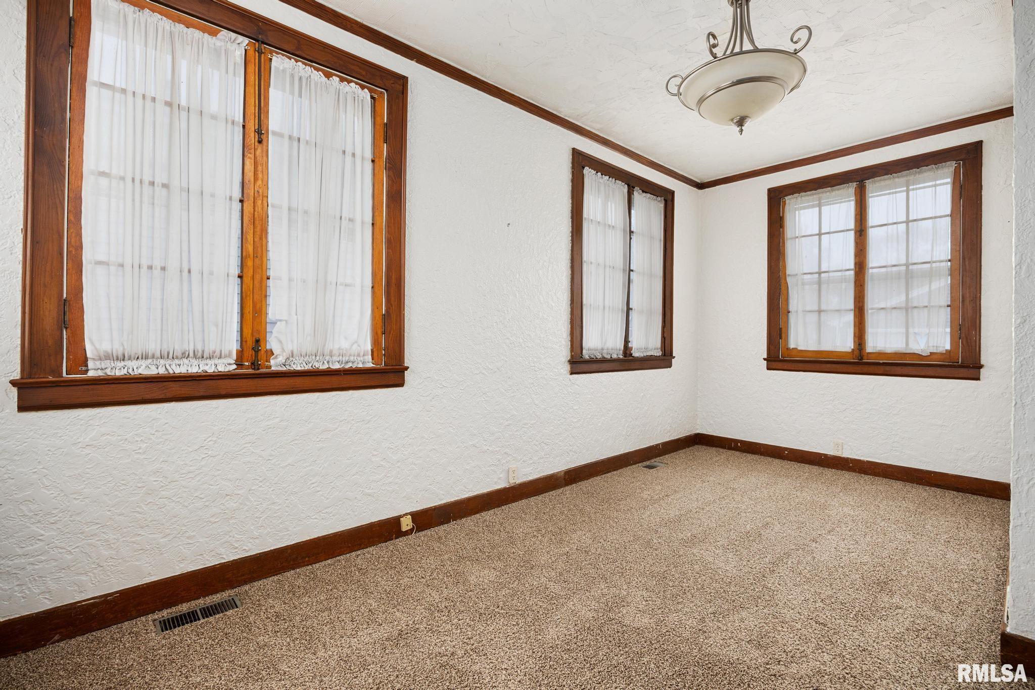 428 Roberts Street Creve Coeur, IL 61610 - Photo 8 of 28