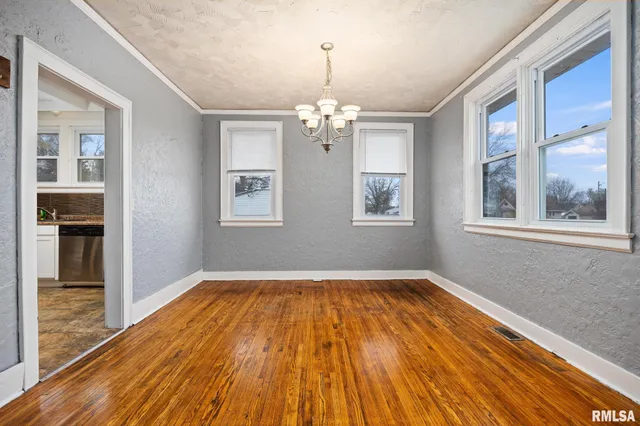 $174,000 | 428 Roberts Street, Creve Coeur, IL 61610