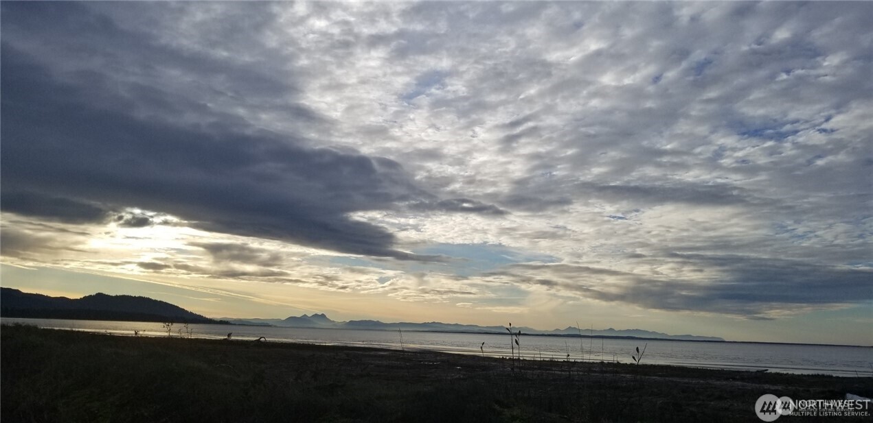 254 Stringtown Road, Unit UPPR Ilwaco, WA 98624 - Photo 5 of 7 a view of city and mountain