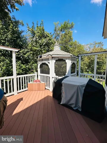 a black and white photo of a room
