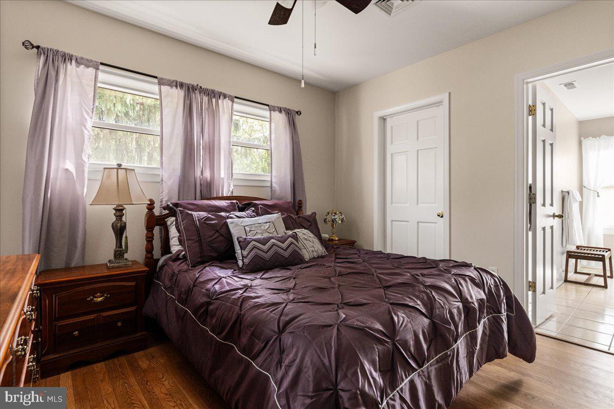 3545 Cobbler Mountain Road Delaplane, VA 20144 - Photo 22 of 37 Main bedroom, large walk-in closet.