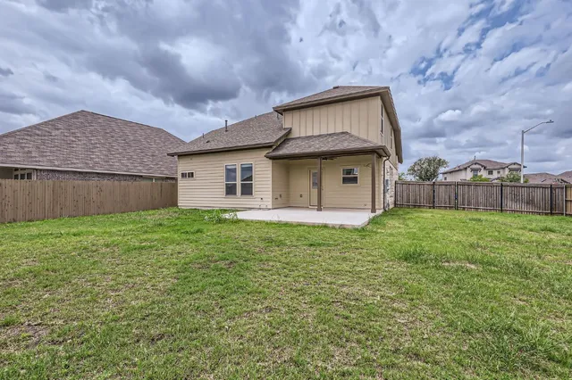 a view of a house with backyard and garden