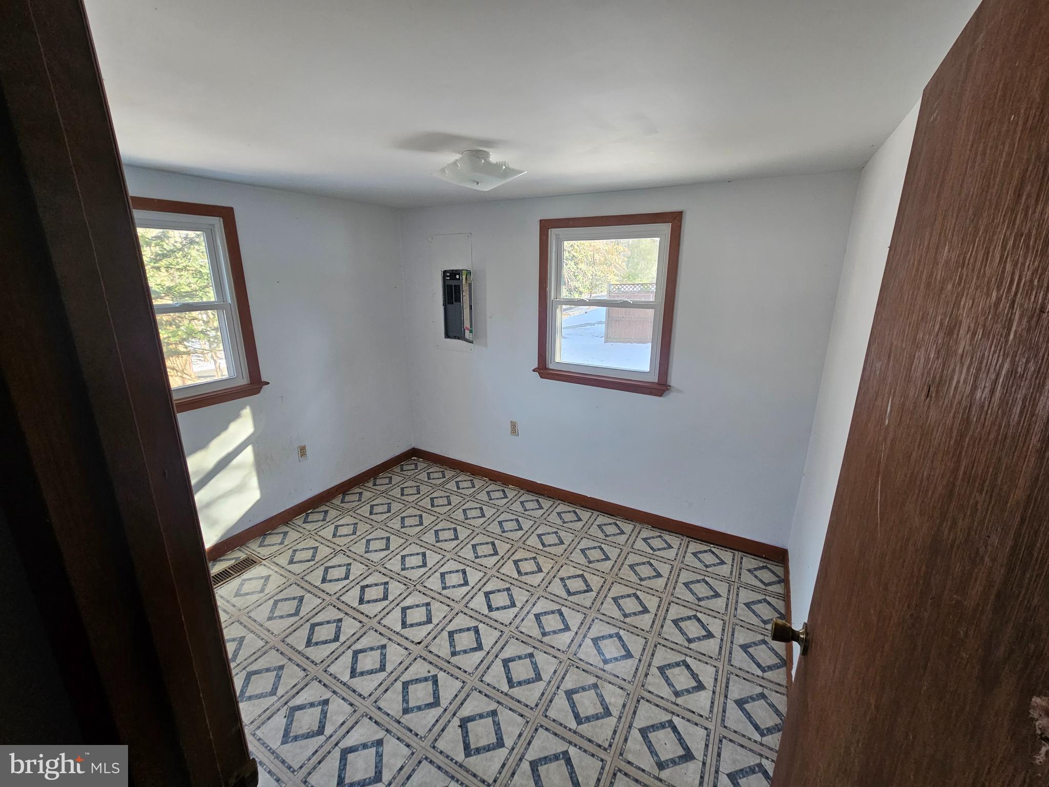 1915 Arundel Road Pasadena, MD 21122 - Photo 11 of 16 a big room with windows and closet