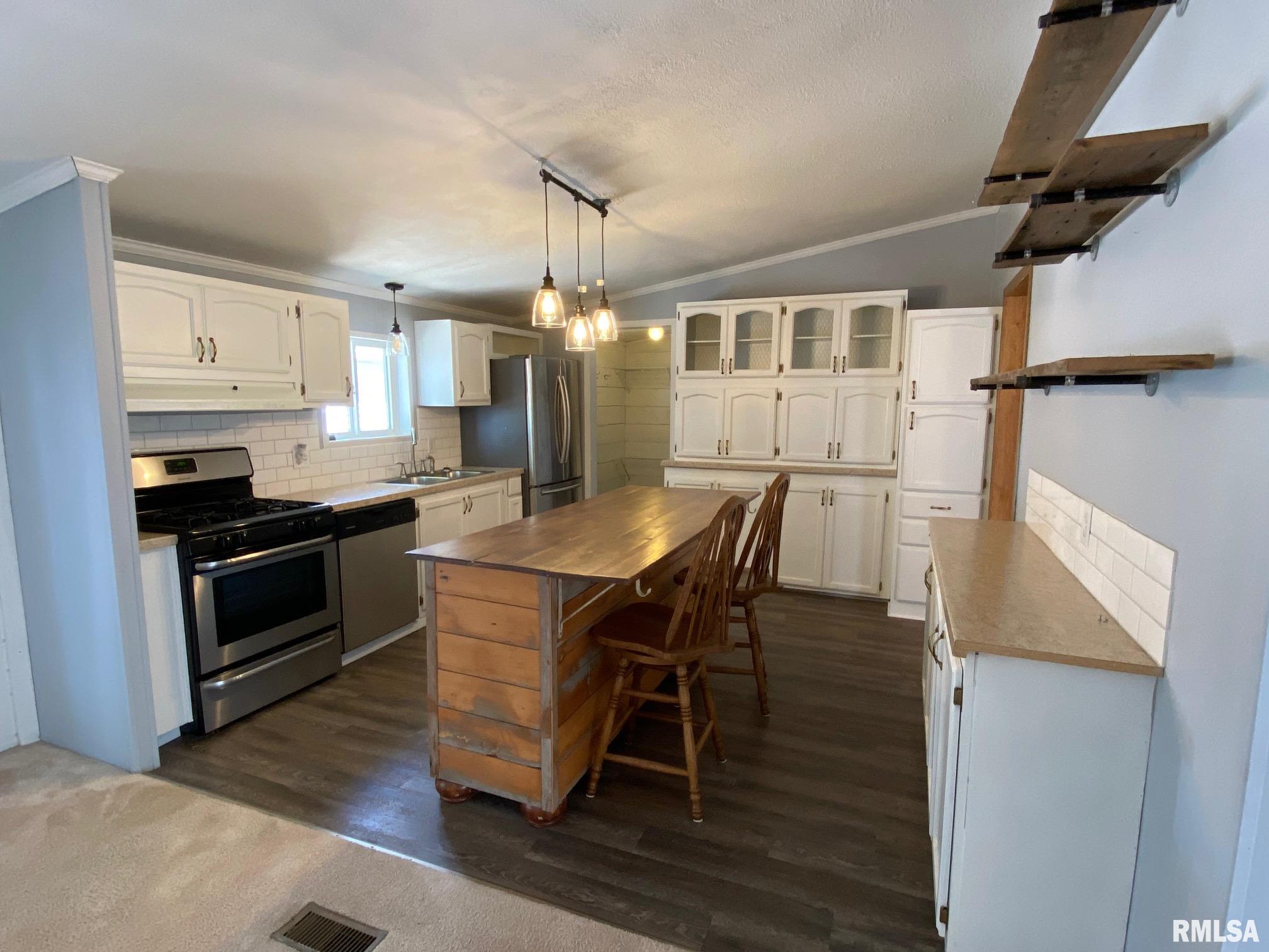 7252 Loami Bates Road Loami, IL 62661 - Photo 8 of 37