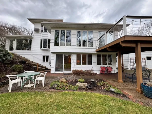 $1,900 | 333 Colebrook Drive, Irondequoit, NY 14617