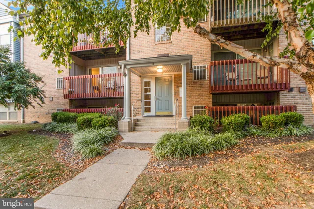 $1,500 | 4 Banyan Wood Court, Unit 201, Essex, MD 21221