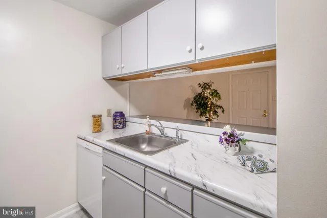 $1,500 | 4 Banyan Wood Court, Unit 201, Essex, MD 21221