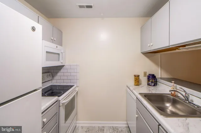 $1,500 | 4 Banyan Wood Court, Unit 201, Essex, MD 21221