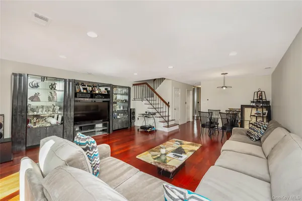 $674,000 | 82 Cottonwood Court, Unit 82, Wantagh, NY 11793