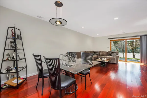 $674,000 | 82 Cottonwood Court, Unit 82, Wantagh, NY 11793