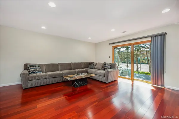 $674,000 | 82 Cottonwood Court, Unit 82, Wantagh, NY 11793