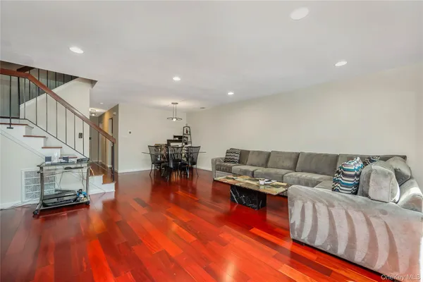 $674,000 | 82 Cottonwood Court, Unit 82, Wantagh, NY 11793