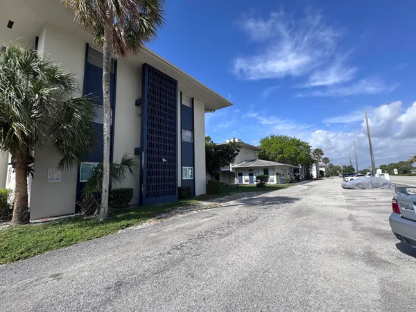 $159,900 | 1150 East Sample Road, Unit 204, Pompano Beach, FL 33064