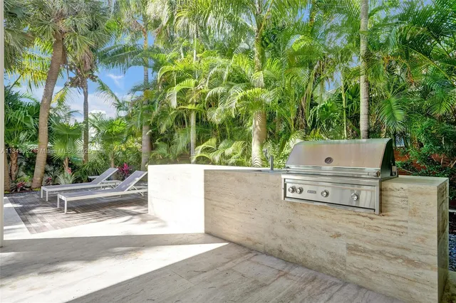 a view of a big room with closet and windows