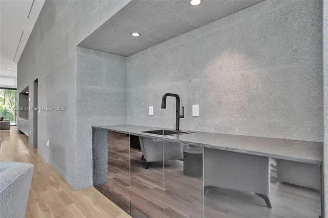 $10,490,000 | Golden Beach, Golden Beach, FL 33160