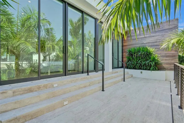 $10,490,000 | Golden Beach, Golden Beach, FL 33160