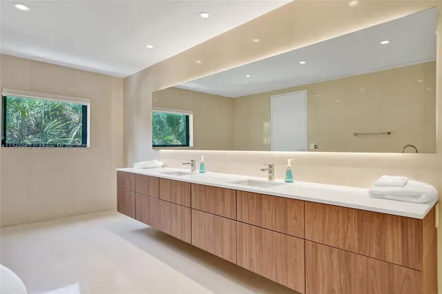 $10,490,000 | Golden Beach, Golden Beach, FL 33160