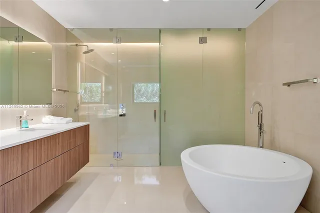 $10,490,000 | Golden Beach, Golden Beach, FL 33160