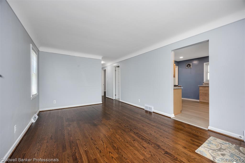 2050 Ridgemont Road Grosse Pointe Woods, MI 48236 - Photo 3 of 22