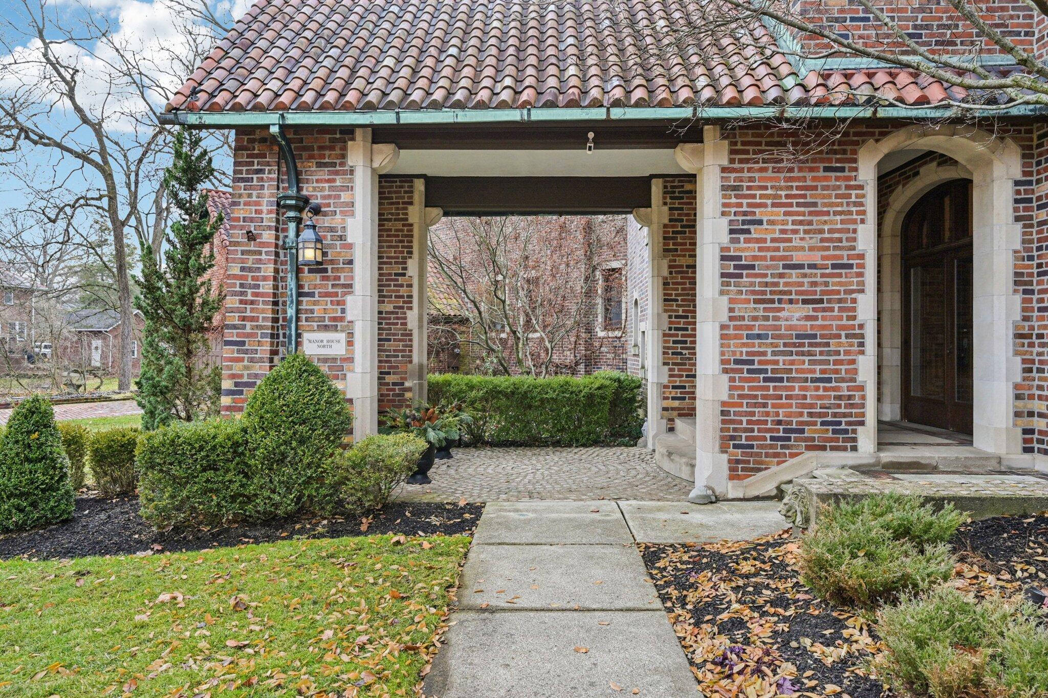 1427 Roxbury Road, Unit MANOR HOUSE NORTH Columbus, OH 43212 - Photo 5 of 131 9-web-or-mls-Roxbury Rd-S0901-009