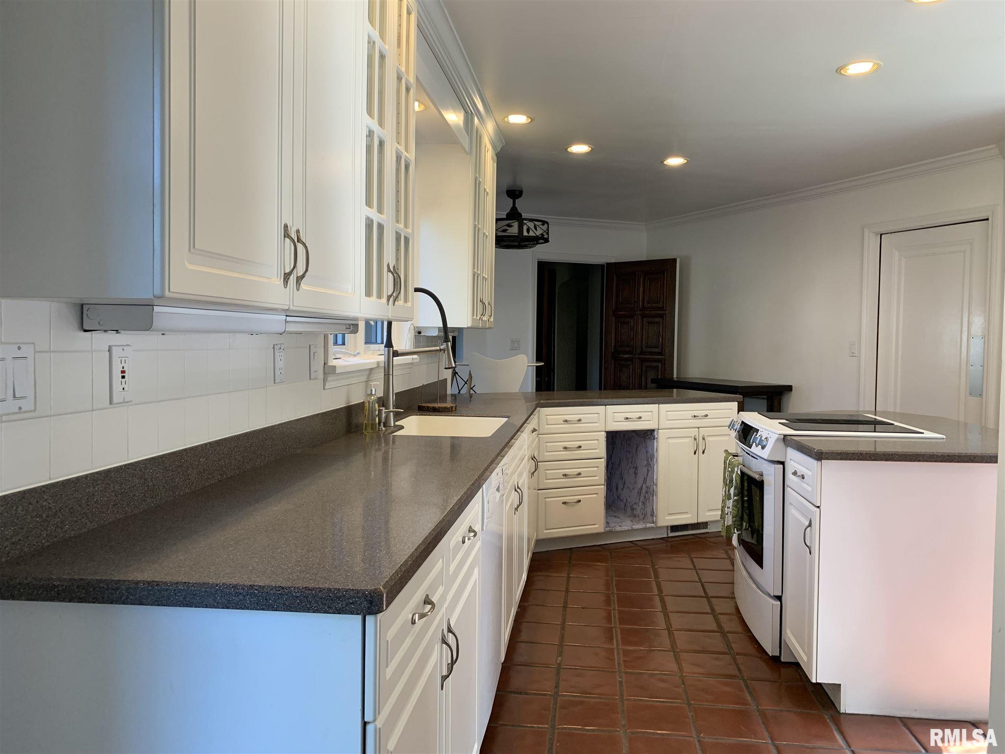 1881 East Richview Road Mount Vernon, IL 62864 - Photo 3 of 42 Gallery Image 3