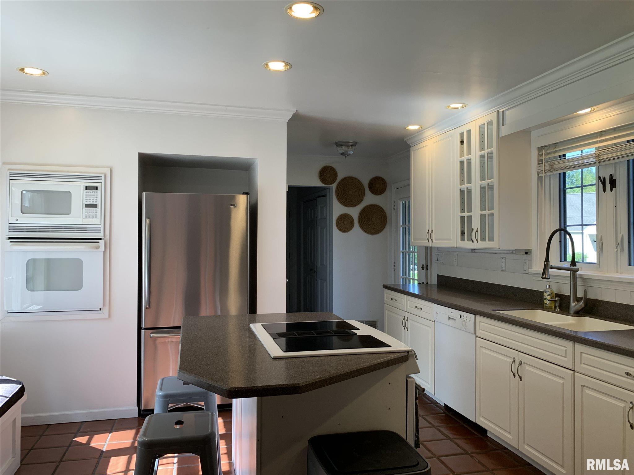 1881 East Richview Road Mount Vernon, IL 62864 - Photo 5 of 42 Gallery Image 5