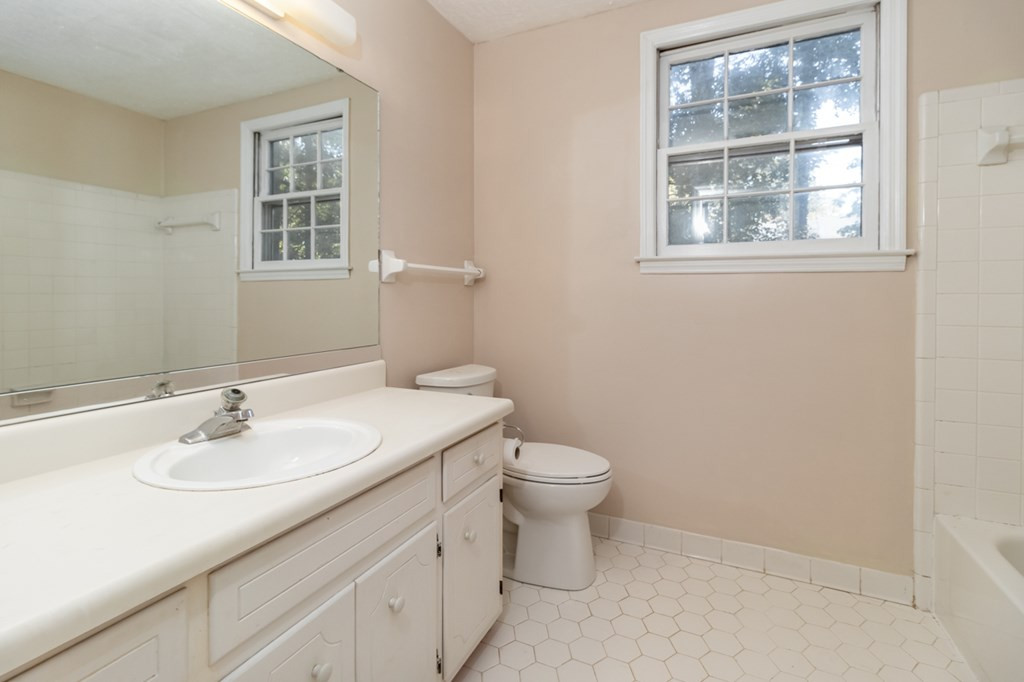 411 Bristol Road Martinez, GA 30907 - Photo 10 of 21 Full Guest Bath