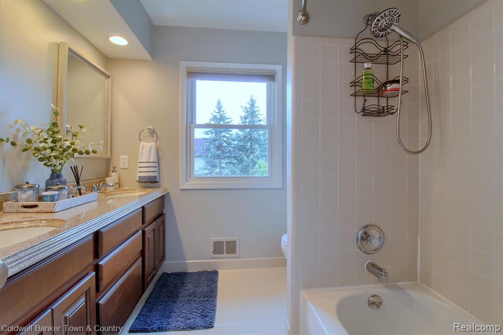 45221 Danbury Road Canton, MI 48188 - Photo 29 of 48 Gallery Image 29