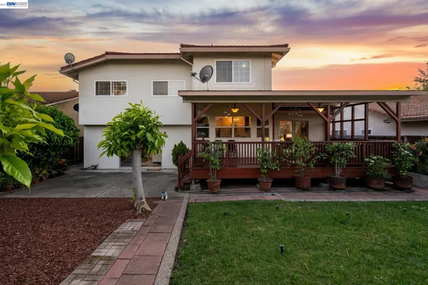 a view of a house with backyard and garden