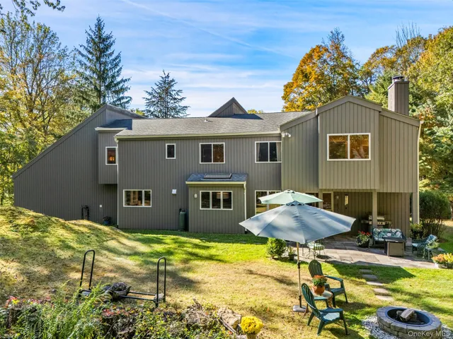 a view of backyard of the house