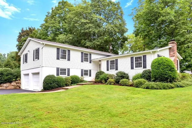 a view of a house with backyard and garden