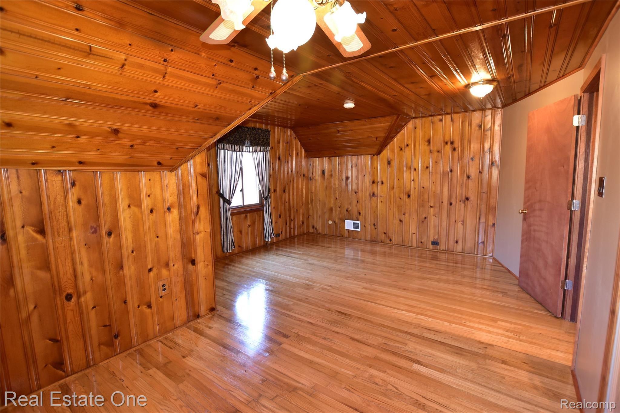 313 Elizabeth Lake Road Pontiac, MI 48341 - Photo 22 of 31 large Master Bedroom w/walk-in closet