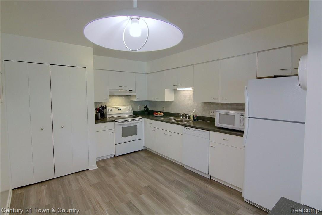 569 Victoria Court Rochester, MI 48307 - Photo 10 of 31 Kitchen.jpg
