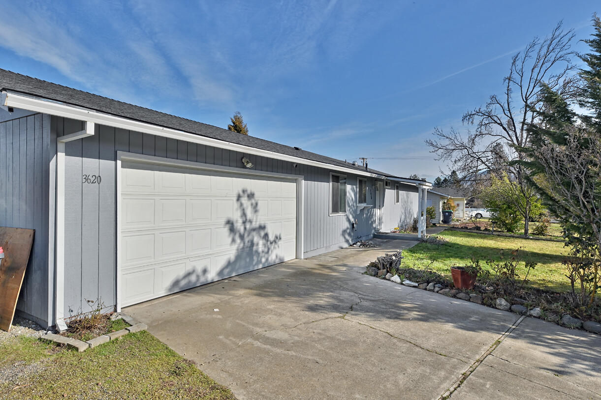 3620 Hilsinger Road Phoenix, OR 97535 - Photo 3 of 21 Home-Front-Garage-Lot