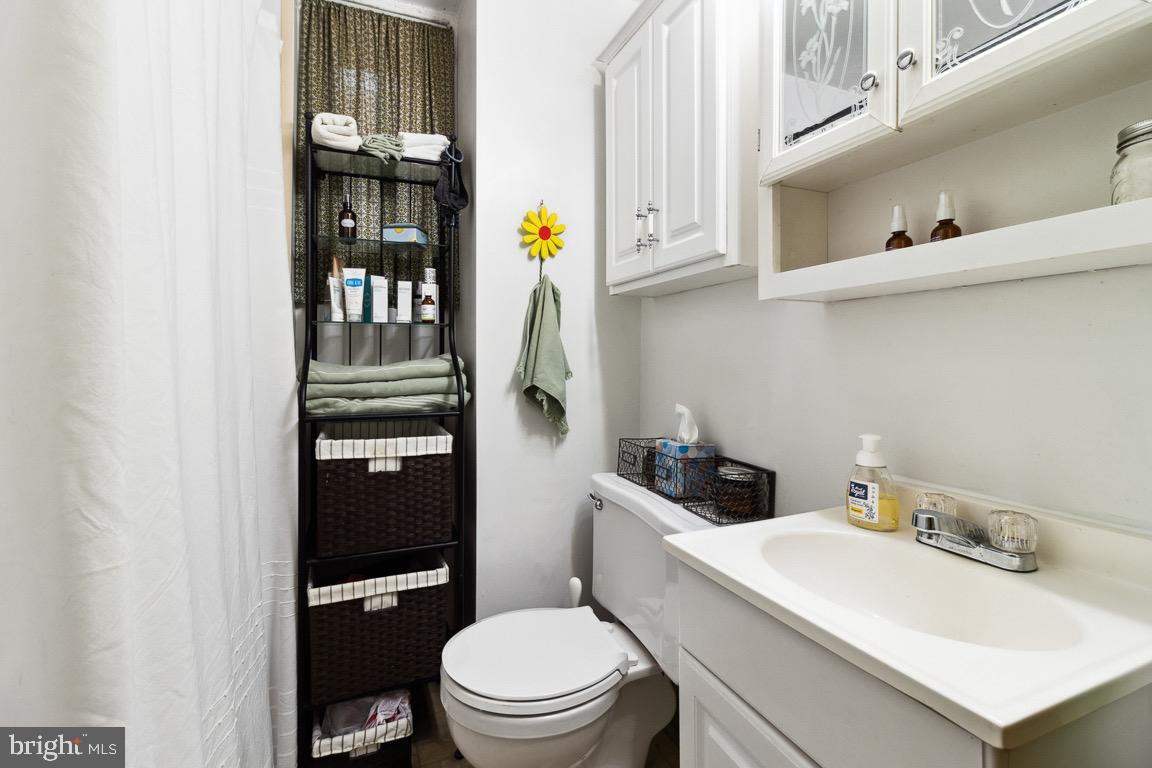 3900 Falls Road Baltimore, MD 21211 - Photo 17 of 27 Second Floor Full Bathroom