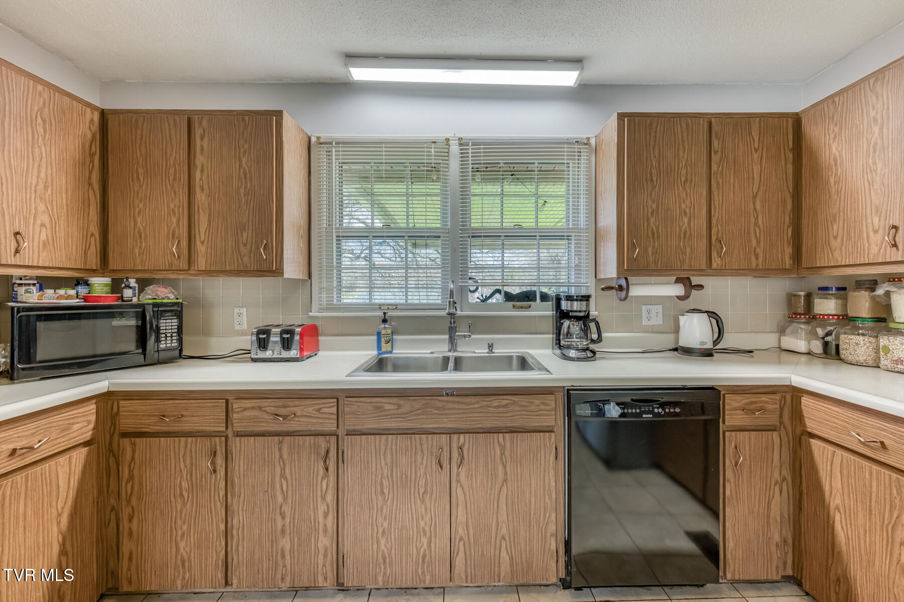 609 Hollyhill Road Johnson City, TN 37604 - Photo 14 of 47 609 Hollyhill Rd-12