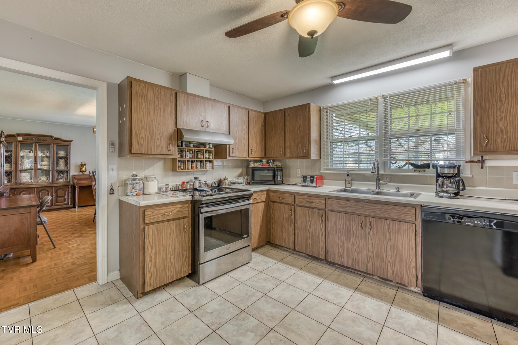 609 Hollyhill Road Johnson City, TN 37604 - Photo 17 of 47 609 Hollyhill Rd-15