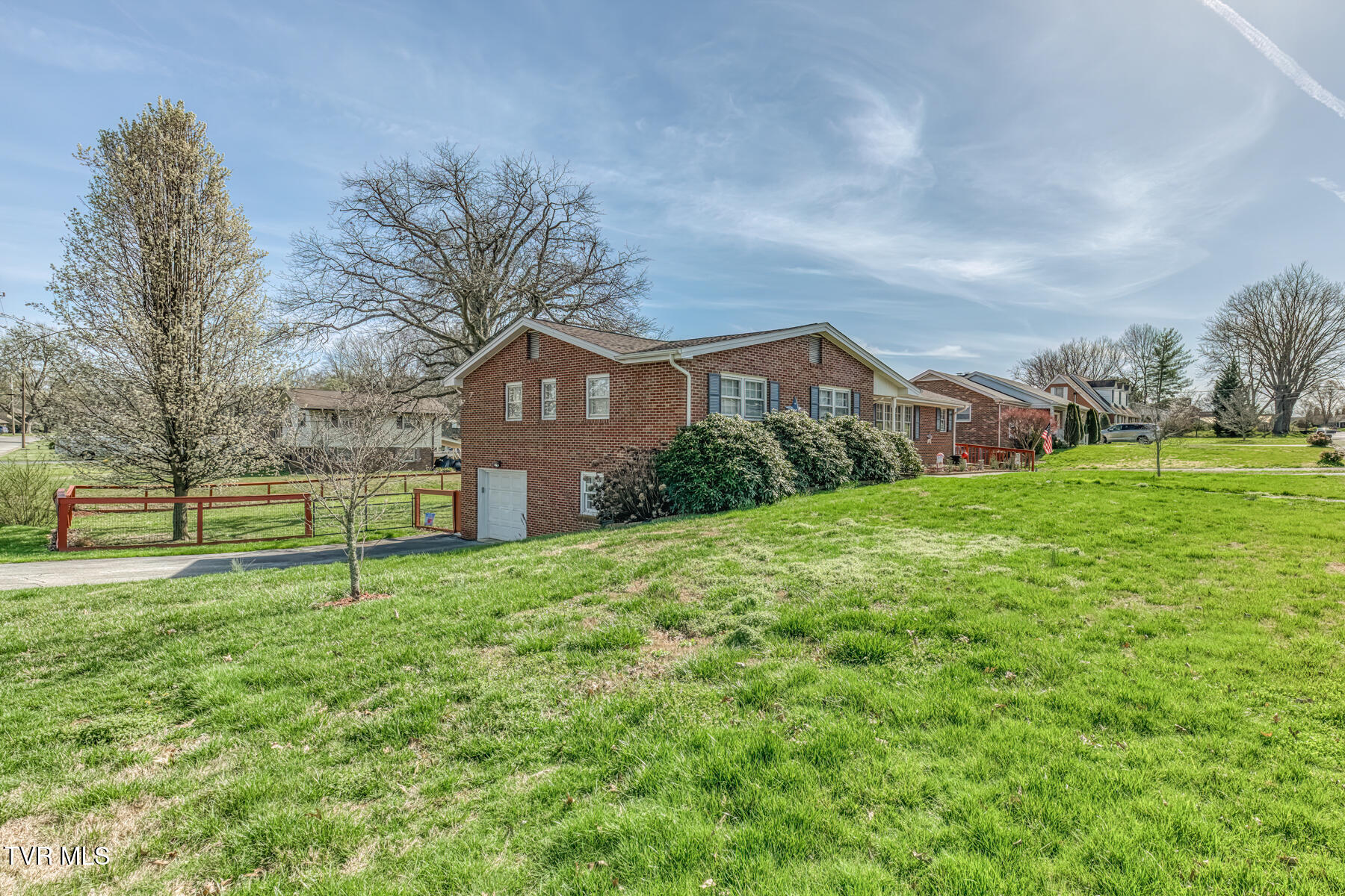 609 Hollyhill Road Johnson City, TN 37604 - Photo 3 of 47 609 Hollyhill Rd-46