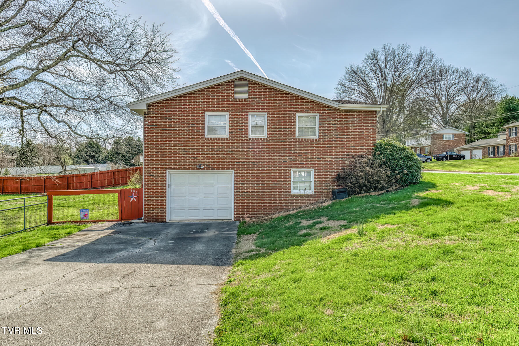 609 Hollyhill Road Johnson City, TN 37604 - Photo 4 of 47 609 Hollyhill Rd-47