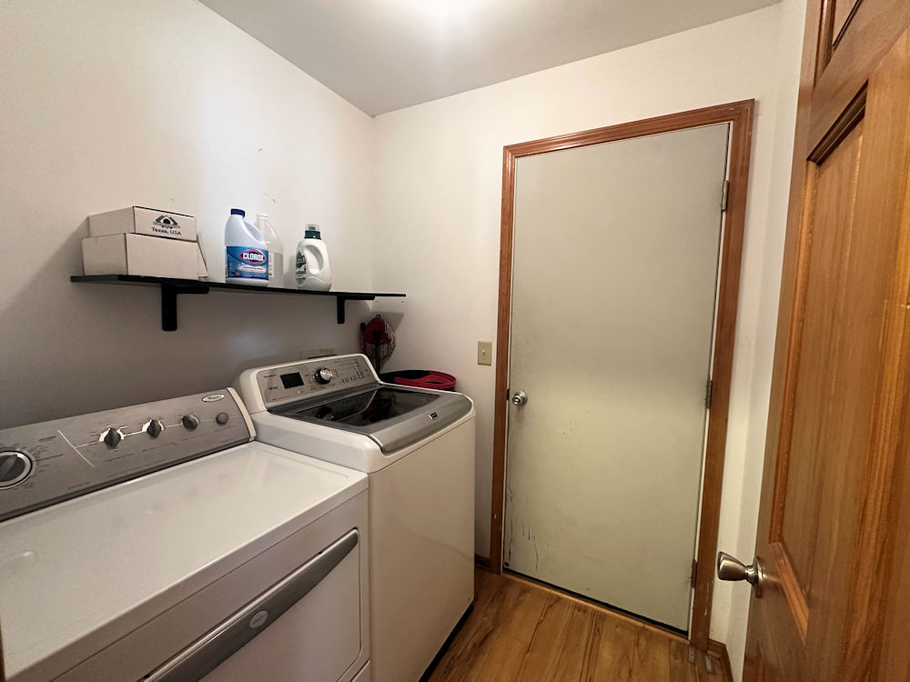 519 South Regulators Street Rochelle, IL 61068 - Photo 18 of 19 a utility room with dryer and washer