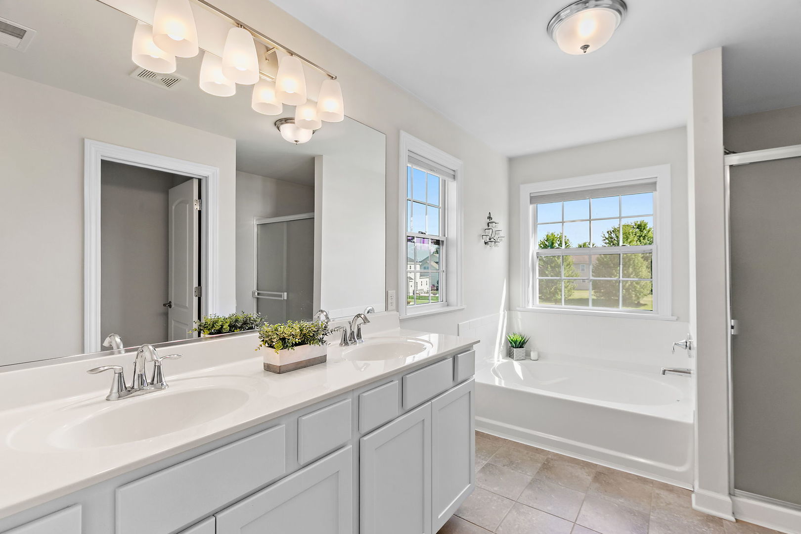 1109 Nottingham Road Sycamore, IL 60178 - Photo 22 of 44 a bathroom with a tub a sink and mirror