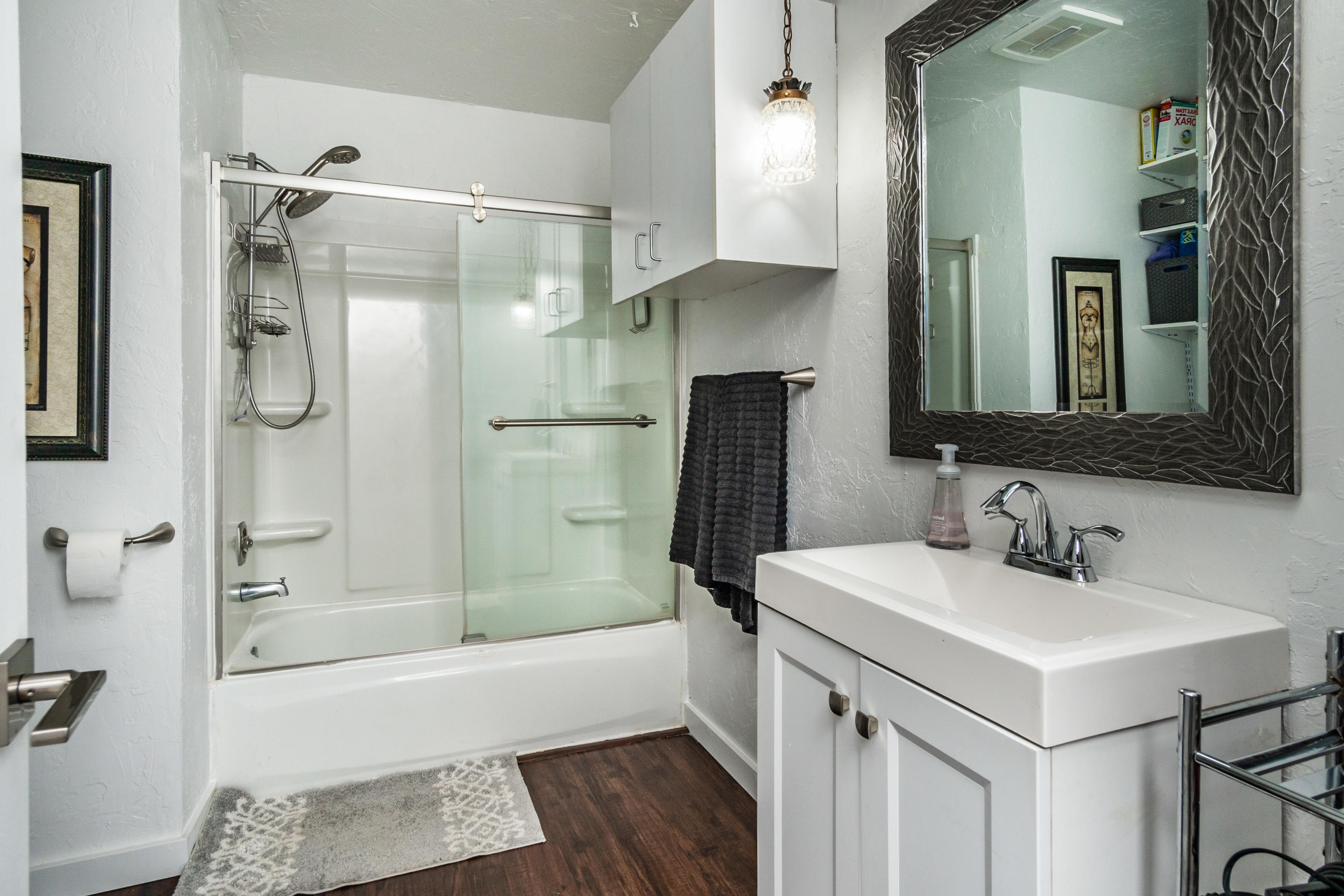 60193 Cheyenne Road Bend, OR 97702 - Photo 13 of 29 a bathroom with a sink mirror toilet and bathtub