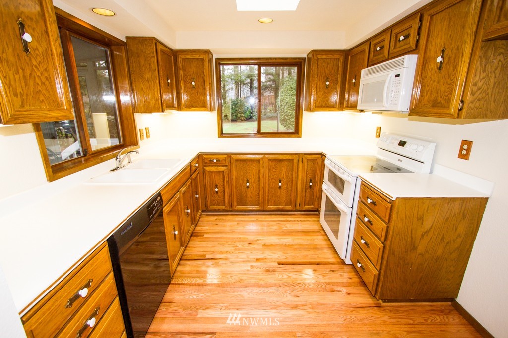 4924 Northeast 2nd Street Renton, WA 98059 - Photo 6 of 25 Gallery Image 6