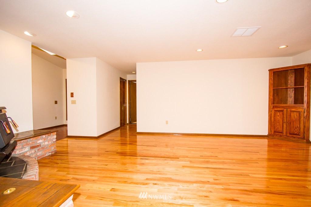 4924 Northeast 2nd Street Renton, WA 98059 - Photo 9 of 25 Gallery Image 9