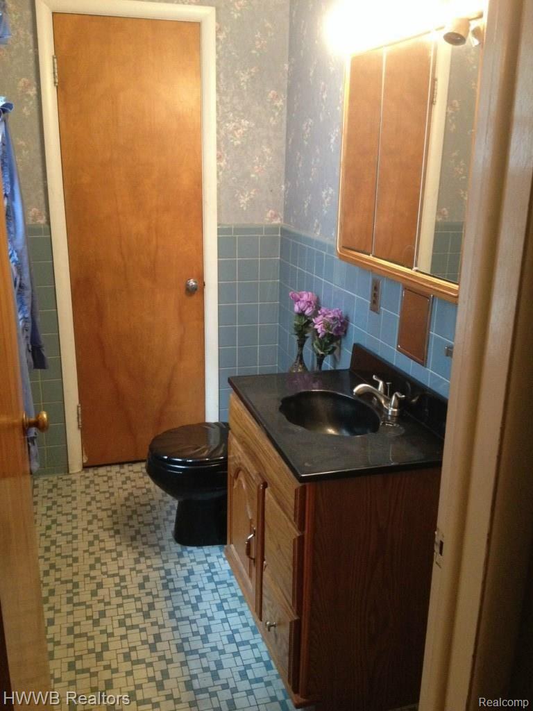 22311 Roxford Street Detroit, MI 48219 - Photo 9 of 22 IMG_7117.jpg